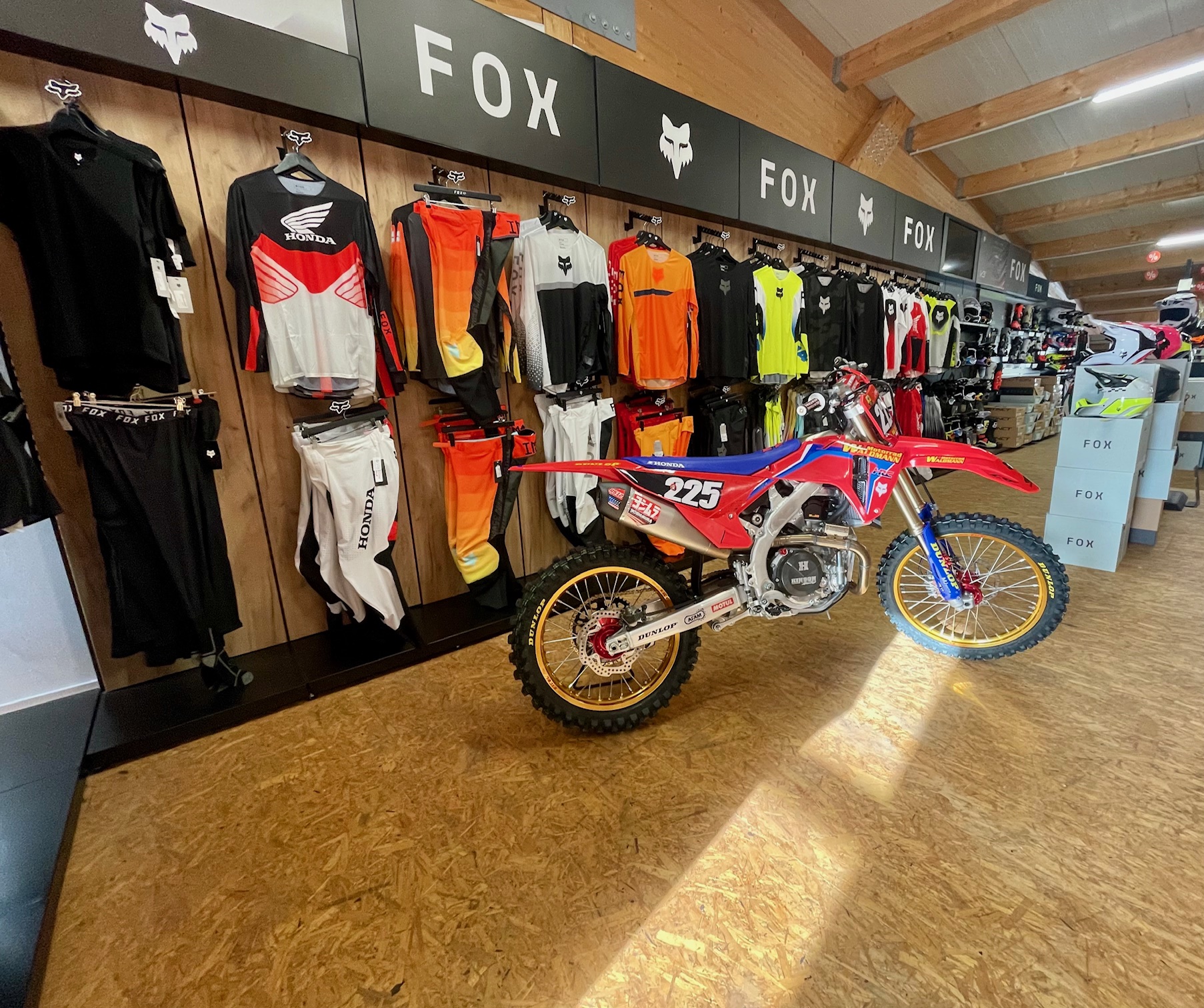 Mehr über den Artikel erfahren Adventsaktion: Bis zu -50% auf lagernde MX Bekleidung!